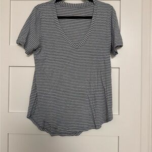 Lululemon Size 8 Love Tee V-Neck Short Sleeve Women's Tee